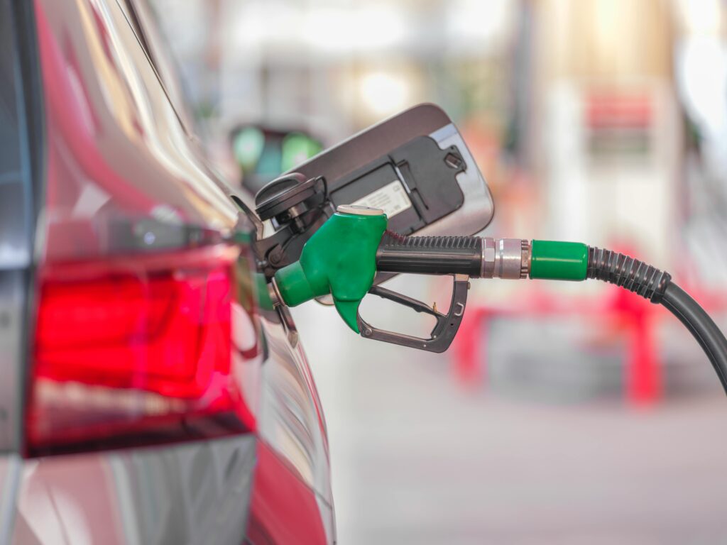 Carburant : Michel-Édouard Leclerc annonce des prix élevés persistants.