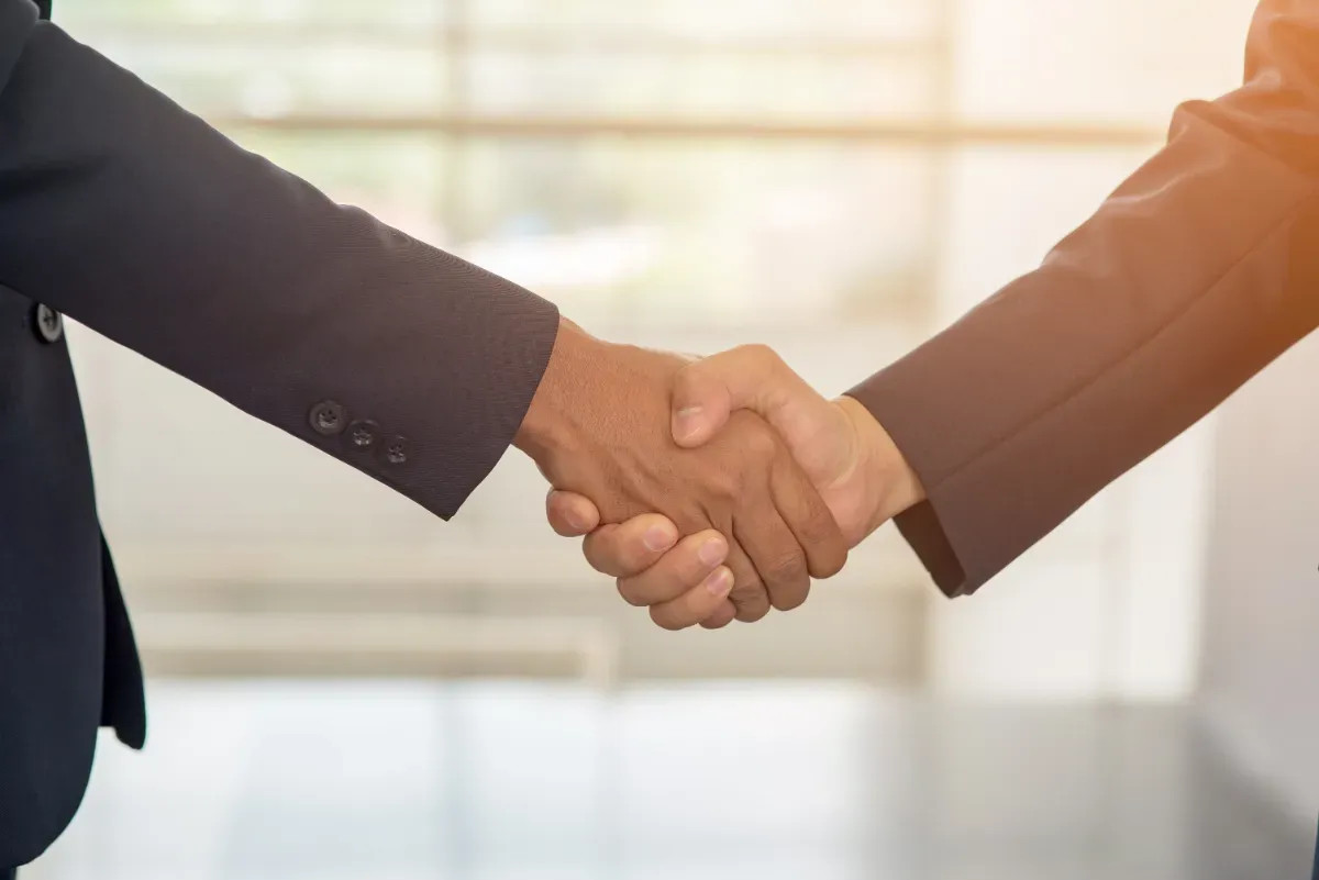 Cette entreprise prévoit le recrutement de 2 800 CDI en 2026, offrant des salaires débutant à 2 300 €, attirant déjà de nombreux candidats.