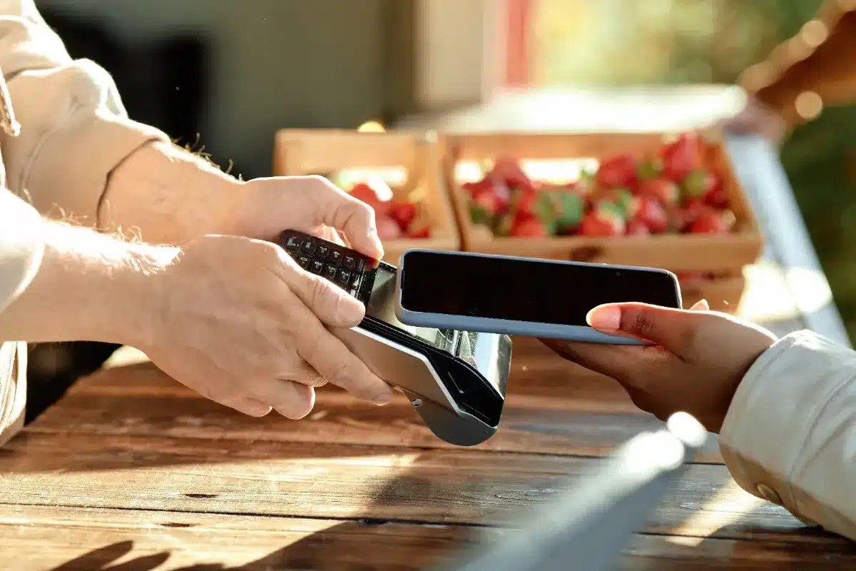 Cette escroquerie aux TPE a coûté 1 700€ : les victimes se multiplient et rares sont celles qui obtiennent un remboursement.