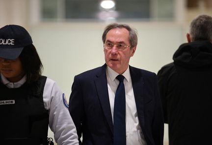 Claude Guéant affirme que Nicolas Sarkozy "se trompe" sur le financement libyen dans une attestation à la cour d'appel