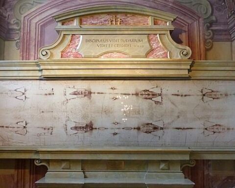 Des analyses de l'ADN révèlent des contaminations variées sur le suaire de Turin