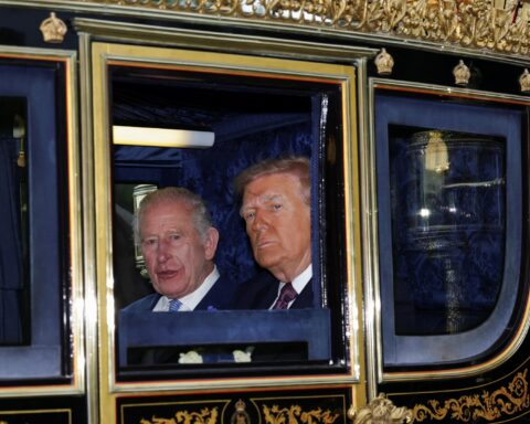 Des députés britanniques demandent l’annulation de la visite du roi Charles aux États-Unis