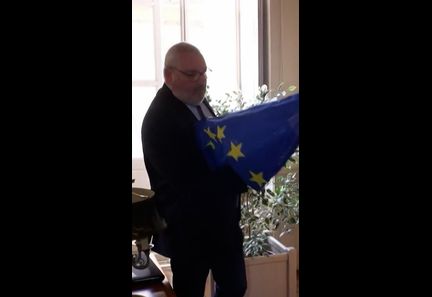 Des maires du Rassemblement National retirent le drapeau européen tout en acceptant les subventions de l'UE