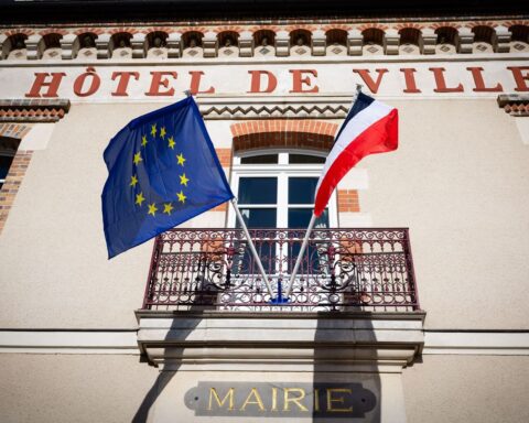 Des maires du RN retirent le drapeau européen tout en bénéficiant des subventions de l'UE
