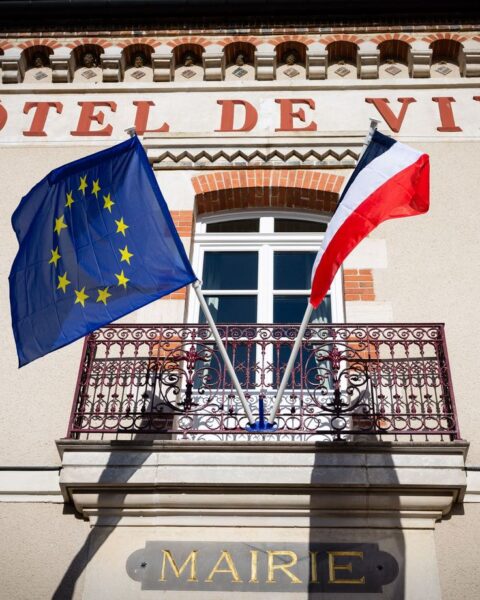 Des maires du RN retirent le drapeau européen tout en bénéficiant des subventions de l'UE