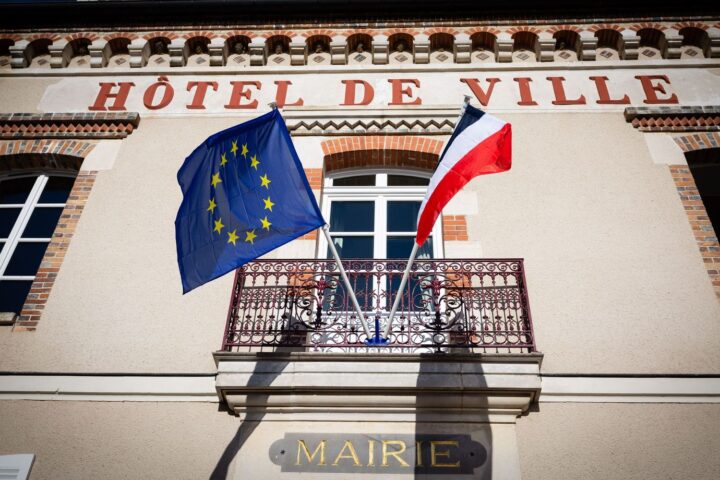 Des maires du RN retirent le drapeau européen tout en bénéficiant des subventions de l'UE