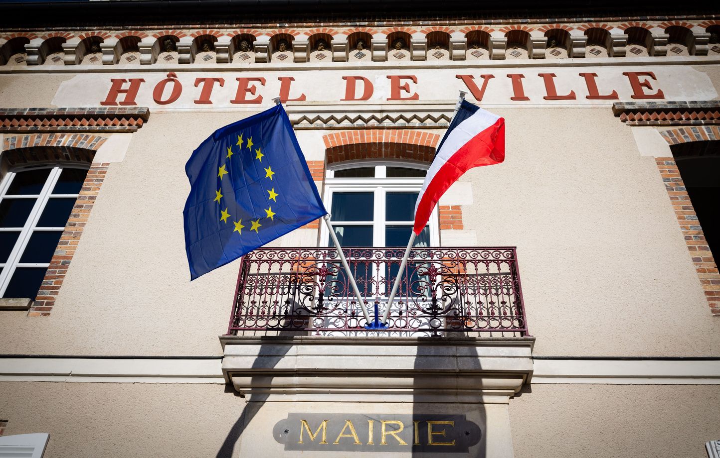 Des maires du RN retirent le drapeau européen tout en bénéficiant des subventions de l'UE