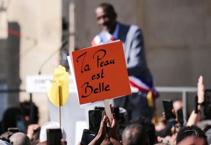 Des milliers de manifestants à Saint-Denis soutiennent leur maire contre le racisme