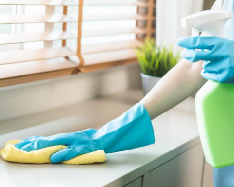 Des produits ménagers favoriseraient la résistance aux antimicrobiens, alertent des chercheurs