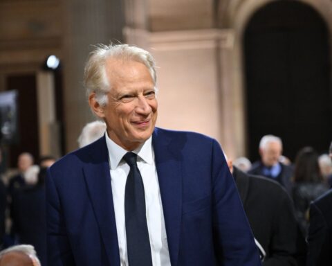 Dominique de Villepin annonce sa volonté d'être « candidat du rassemblement » pour la présidentielle de 2027
