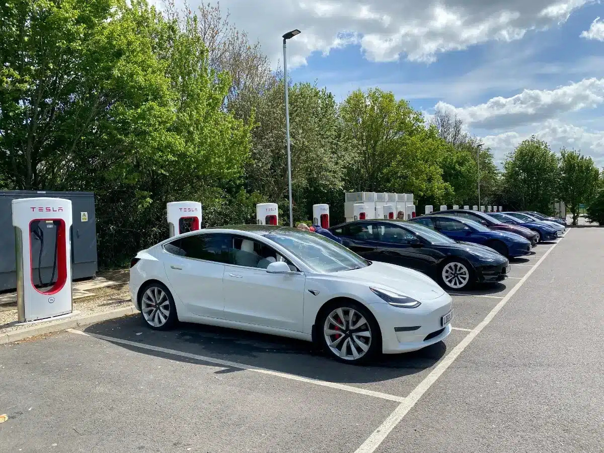 Elon Musk licencie l'ensemble de l'équipe Supercharger de Tesla : un rappel nécessaire après l'arrêt de l'expansion du réseau.