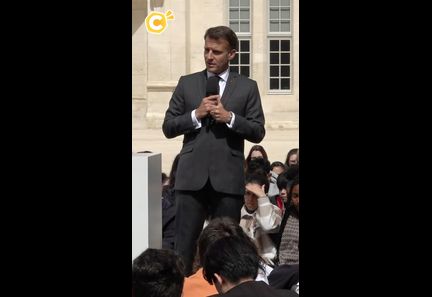 Emmanuel Macron prône la lecture à voix haute et une journée de déconnexion par mois