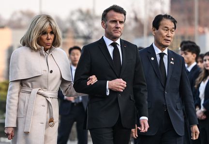 Emmanuel Macron qualifie les commentaires de Donald Trump sur son couple "ni élégants ni à la hauteur"