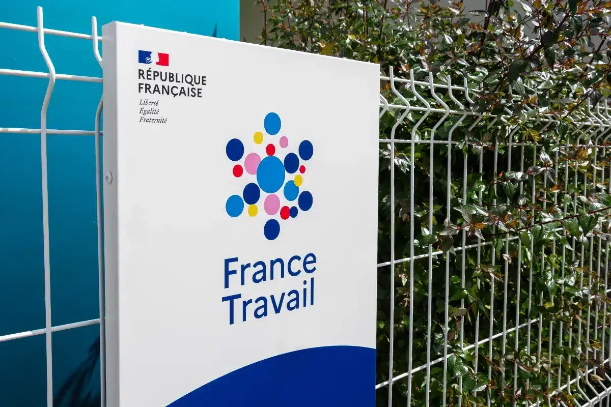 France Travail met en place un dispositif pour signaler les formations non conforme, y compris celles comme "formation sur les dragons".