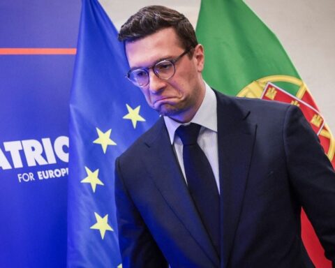 Immigration : Jordan Bardella critique l'Espagne pour son plan de régularisation des sans-papiers