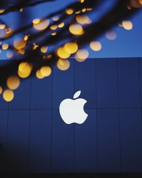 John Ternus devient le nouveau PDG d'Apple, succédant à Tim Cook.