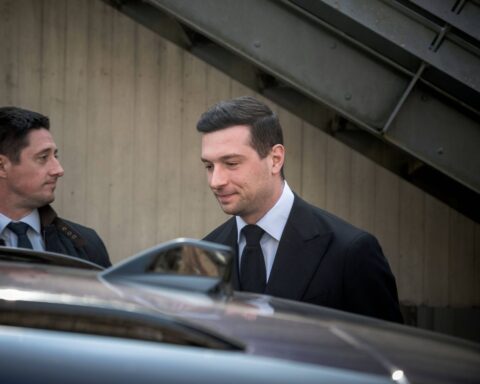 Jordan Bardella officialise sa relation avec Maria Carolina de Bourbon des Deux-Siciles en pleine campagne présidentielle