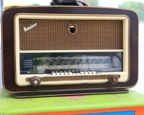 Jusqu'à 14 semaines de congés : le privilège ignoré de certains journalistes de Radio France financé par les fonds publics.