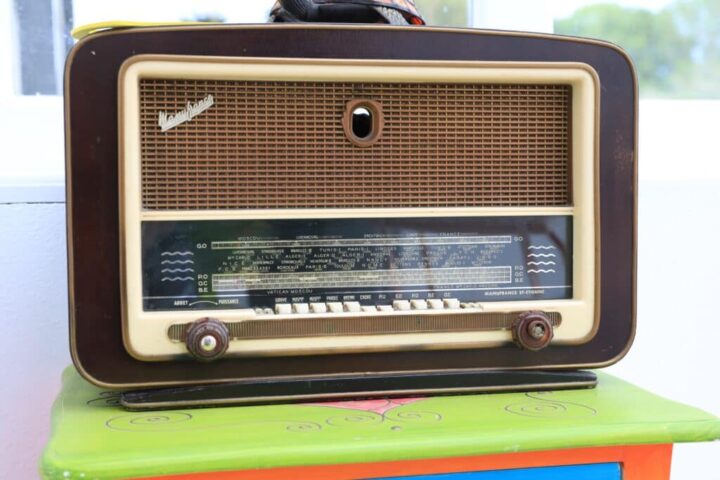 Jusqu'à 14 semaines de congés : le privilège ignoré de certains journalistes de Radio France financé par les fonds publics.