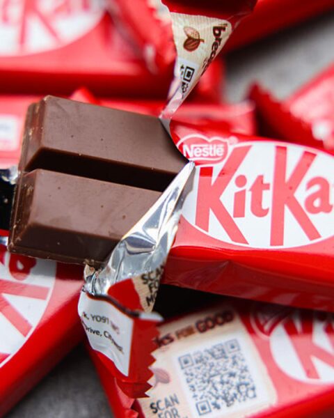 KitKat intensifie ses efforts pour retrouver 400 000 barres de chocolat volées