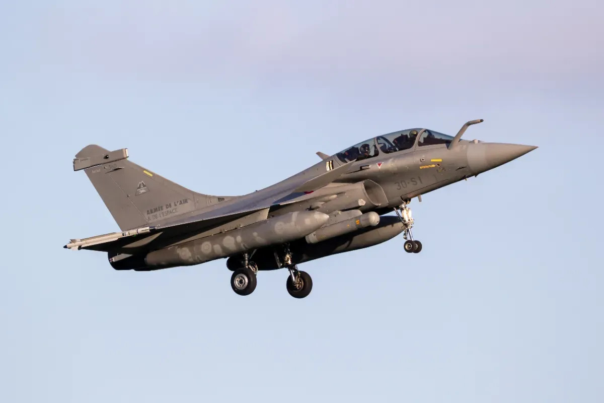 La France offre à la Grèce un accord inédit : envoyer tous ses Mirage 2000 en Ukraine en échange d'une réduction sur les Rafale, Athènes demeure indécise.