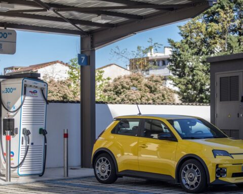 La France prévoit de quintupler les bornes de recharge pour véhicules électriques d'ici 2035