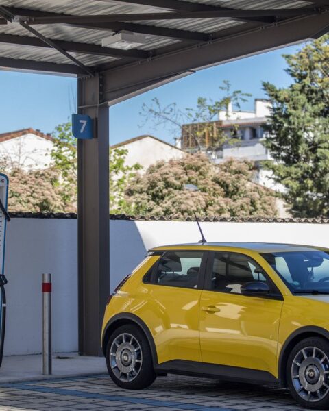 La France prévoit de quintupler les bornes de recharge pour véhicules électriques d'ici 2035