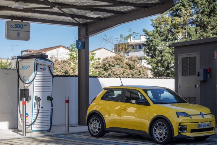 La France prévoit de quintupler les bornes de recharge pour véhicules électriques d'ici 2035