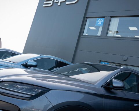 La guerre en Iran stimule un intérêt mondial croissant pour les véhicules électriques