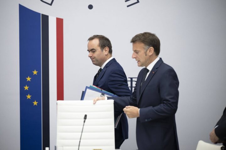 La popularité de Macron et Lecornu en baisse en avril, impactée par la hausse des prix des carburants