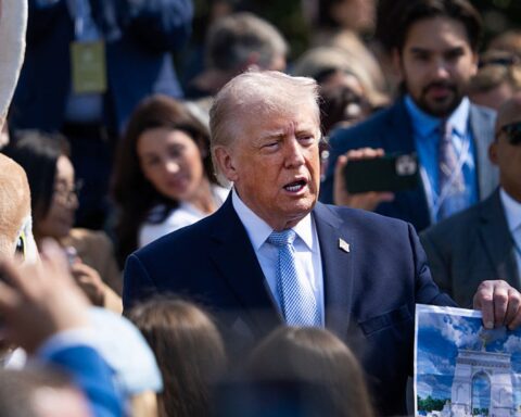 La proposition de l'arc triomphal de Trump suscite des oppositions à Arlington et doit être évaluée par la Commission des beaux-arts