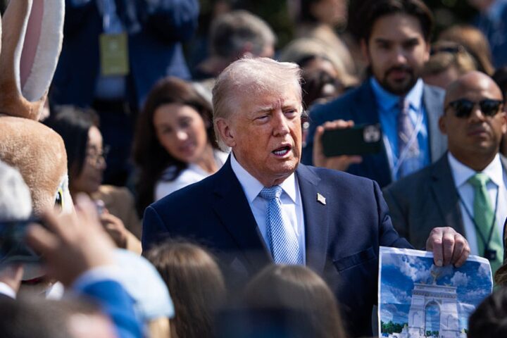 La proposition de l'arc triomphal de Trump suscite des oppositions à Arlington et doit être évaluée par la Commission des beaux-arts