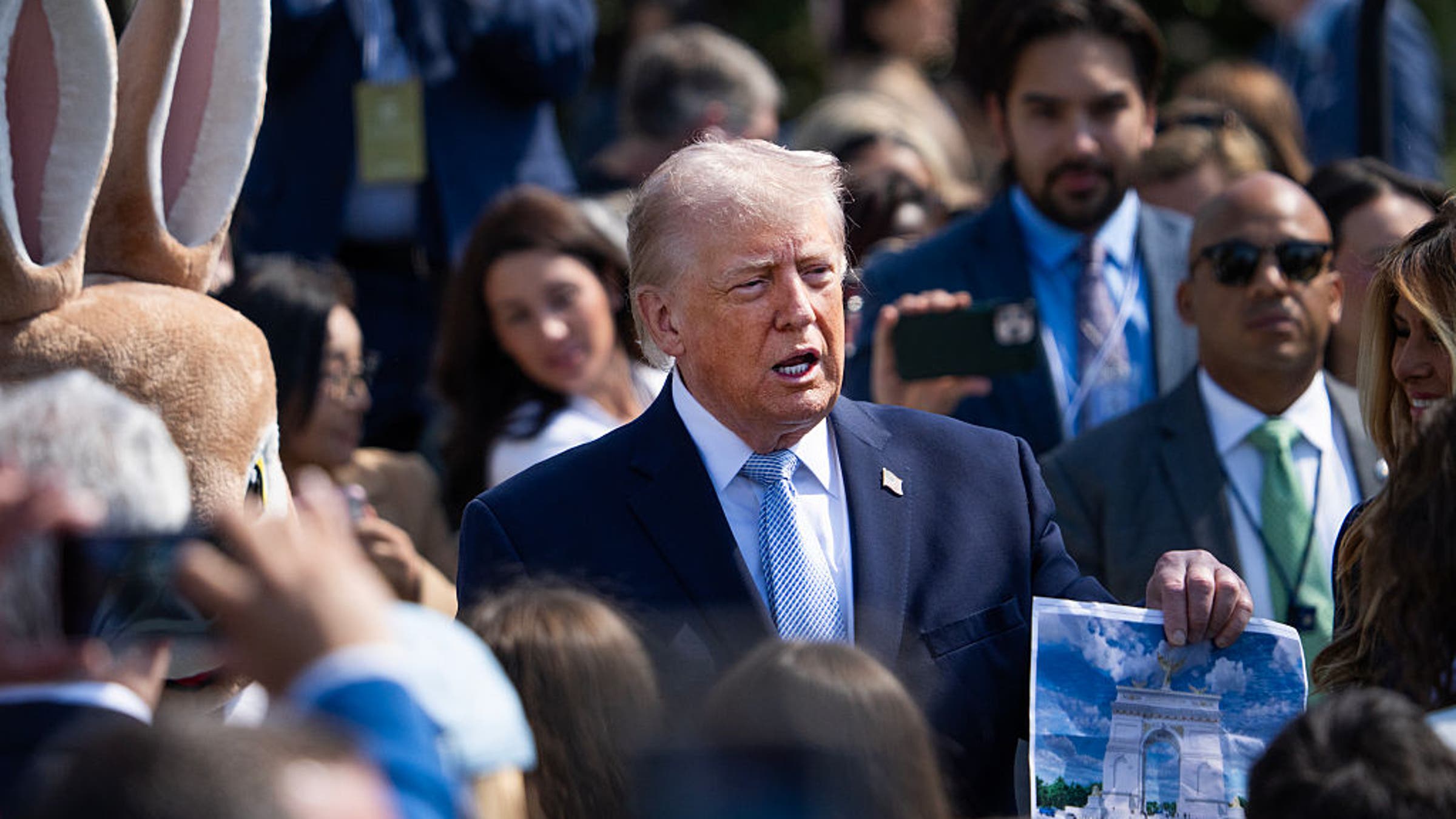 La proposition de l'arc triomphal de Trump suscite des oppositions à Arlington et doit être évaluée par la Commission des beaux-arts