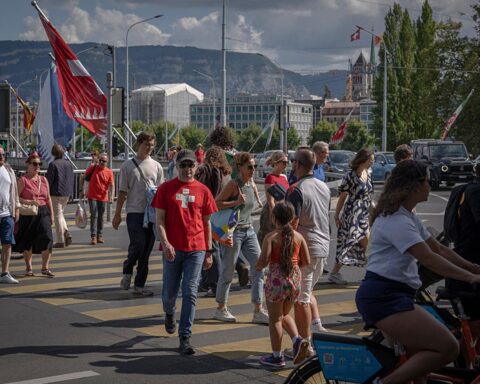 La Suisse face à la proposition de limiter sa population : enjeux économiques et politiques en jeu
