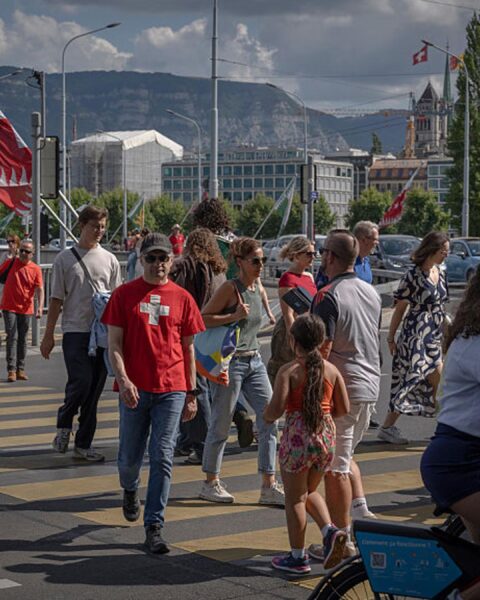 La Suisse face à la proposition de limiter sa population : enjeux économiques et politiques en jeu