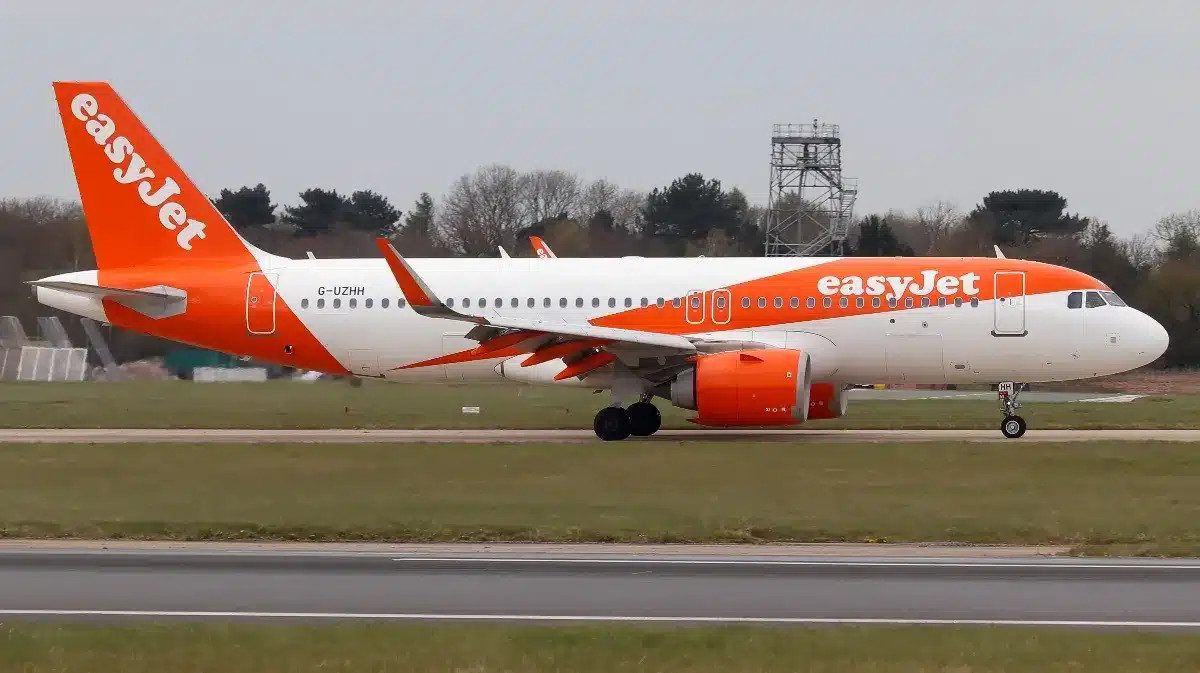 L'avion a failli atterrir à Orly, mais le pilote a décidé de remettre les gaz en raison de feux d'artifice tirés à proximité de l'aéroport.