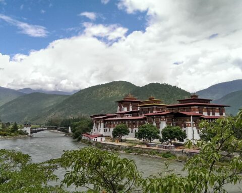 Le Bhoutan vend 300 bitcoins cette semaine, sa réserve chute de plus de 70% depuis octobre 2024