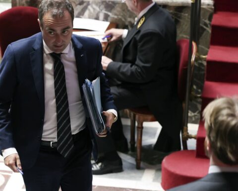 Le gouvernement abandonne la réforme sur le travail prévue pour le 1er mai