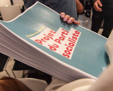 Le Parti socialiste présente son projet pour le XXIe siècle : smic à 1.690 euros et départ à 62 ans
