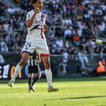 Le PSG se rapproche du titre après sa victoire écrasante à Angers, tandis que Lamine Yamal est forfait pour la fin de saison avec le FC Barcelone.