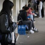 Le Sénat approuve l'interdiction des téléphones portables dans les lycées pour septembre 2026