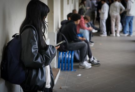 Le Sénat approuve l'interdiction des téléphones portables dans les lycées pour septembre 2026