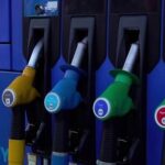 Les aides au carburant annoncées par le gouvernement suscitent des réactions mitigées en France