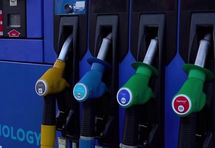 Les aides au carburant annoncées par le gouvernement suscitent des réactions mitigées en France