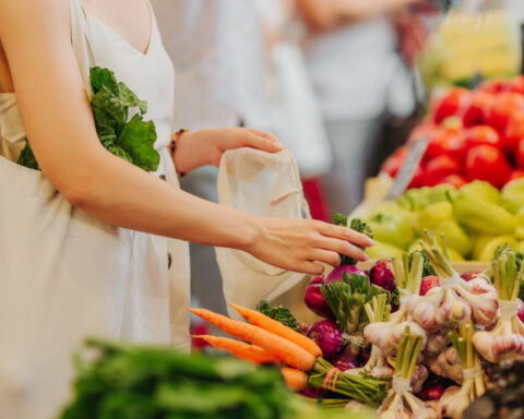 Les fruits et légumes les plus contaminés par les pesticides en France selon un rapport 2026