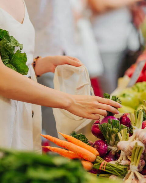 Les fruits et légumes les plus contaminés par les pesticides en France selon un rapport 2026