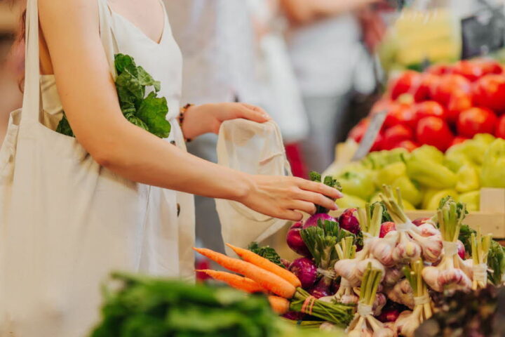 Les fruits et légumes les plus contaminés par les pesticides en France selon un rapport 2026