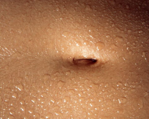 Les risques d'une mauvaise hygiène du nombril expliqués par la Cleveland Clinic