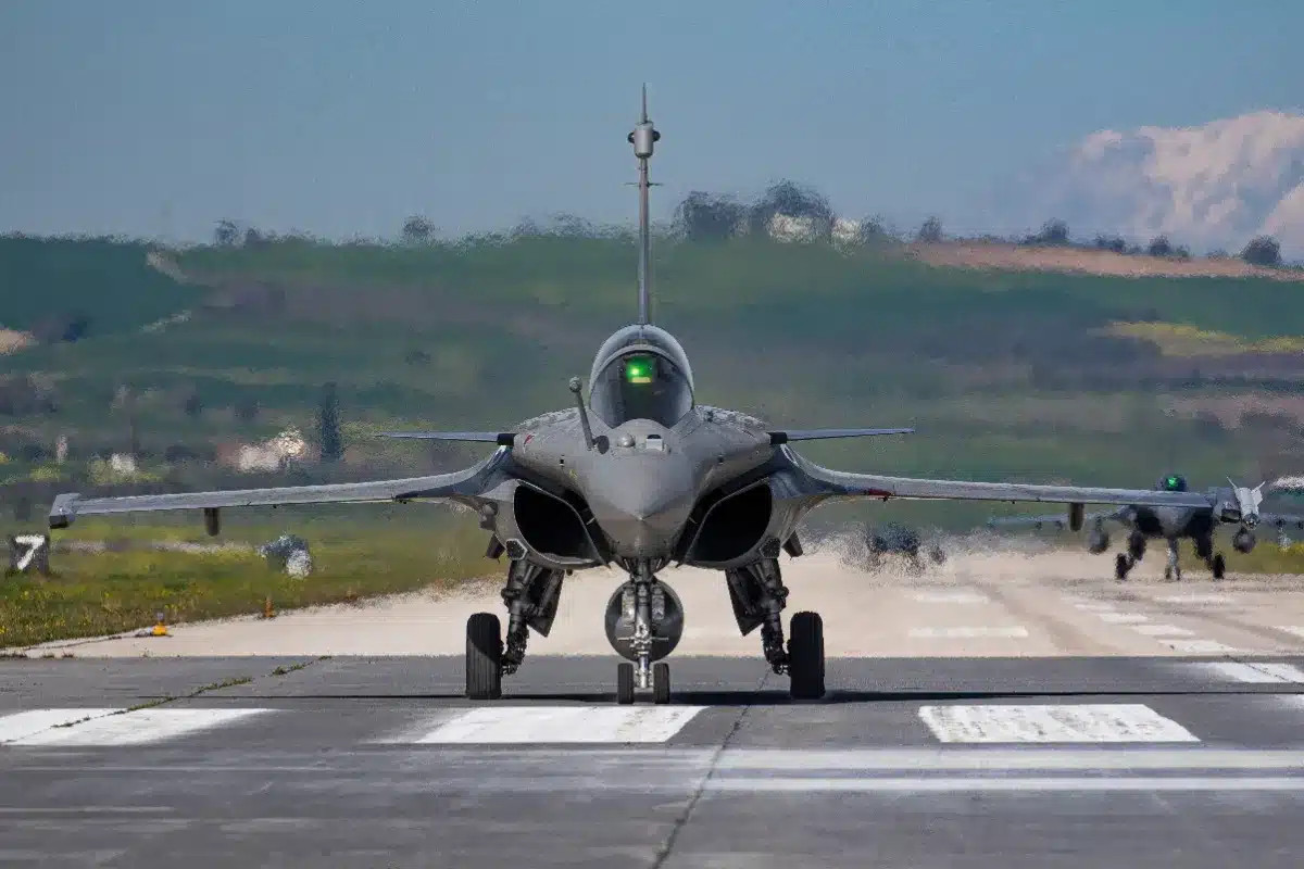 Les Su-30SM russes approchent de l'espace aérien de l'OTAN : les Rafale français interveniennent à plusieurs reprises en quelques heures.