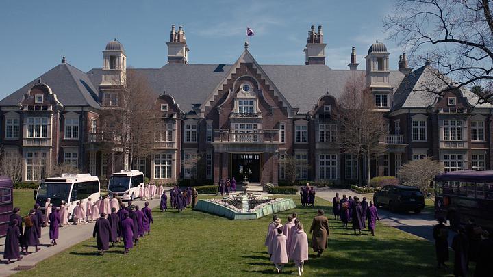 « Les Testaments » : une série optimiste en contraste avec un monde en crise